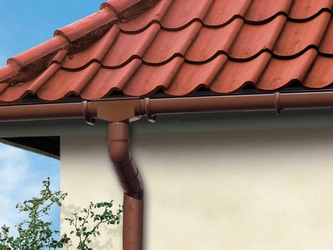Spaaractie voor bruine dakgootsystemen, ideaal voor daken met rode dakpannen