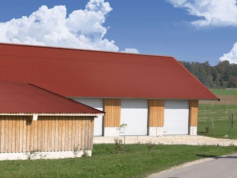 Robuuste, rode dakprofielplaten, bekend om hun milieuvriendelijkheid en harmonieuze aanpassing aan landelijke gebouwen
